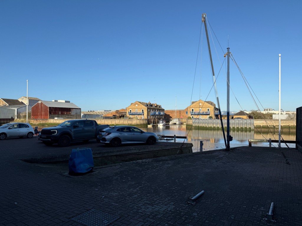 Lot: 18 - MIXED USE PREMISES WITH POTENTIAL ON QUAYSIDE - View of the parking, slip way and river frontage in Maldon